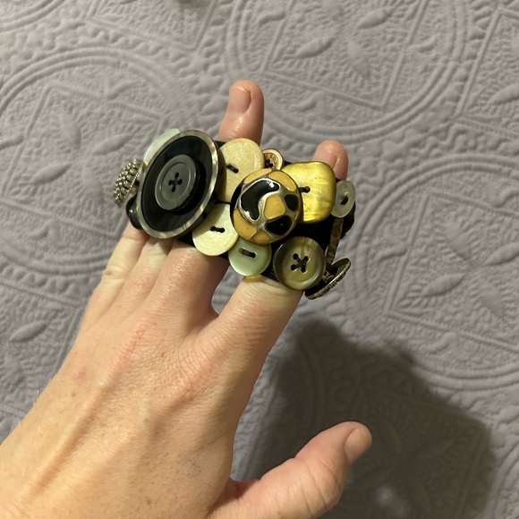 Button bracelet - Picture 2 of 3